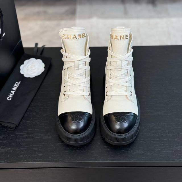 Chanel 24Ss 早秋 专柜新款马丁靴 天花板顶级品质 这款靴子真的是小个子福星，厚底5Cma 更精致一点 菱格鞋面 鞋头的暗花logo还有后跟的logo